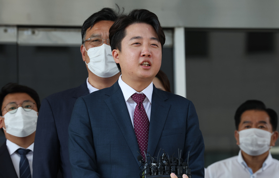Lee Jun-seok, former chief of the People Power Party, speaks to reporters after attending a court hearing at the Seoul Southern District Court in southern Seoul Wednesday. [JOINT PRESS CORPS]