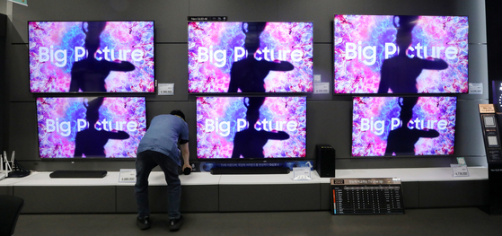 Televisions are displayed at a retail shop in Seoul. [NEWS1]