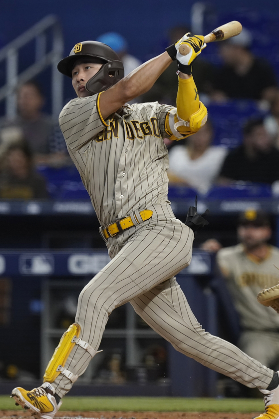 Kim Ha-seong of the San Diego Padres hits a double during the first inning of a game against the Miami Marlins on Wednesday at LoanDepot Park in Miami. The Padres went on to win the game 10-3, with Kim picking up three hits and a career-high four RBIs.  [AP/YONHAP]