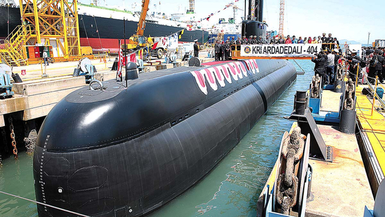 The second of three 1,400-ton military submarines ordered by the Ministry of Defense of Indonesia is seen during a delivery ceremony at Daewoo Shipbuilding & Marine Engineering's shipyard at Geoje, South Gyeongsang, on April 25, 2018. [NEWS1]