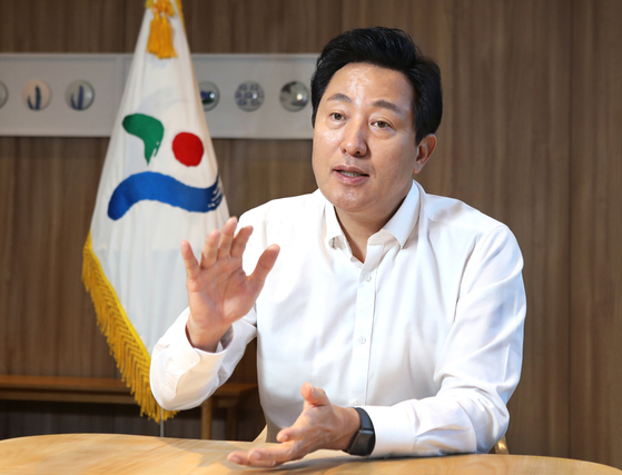 Oh Se-hoon, mayor of Seoul, speaks during an interview with the Korea JoongAng Daily on Aug. 12 at Seoul City Hall. [PARK SANG-MOON]