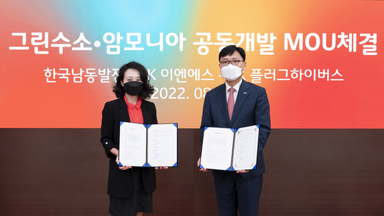 Lee Ji-young, left, SK E&S senior vice president, and Eun Sangpyo, head of new business at KOEN, pose for a photo during a signing ceremony held Thursday in Jongno District, central Seoul. [SK E&S]