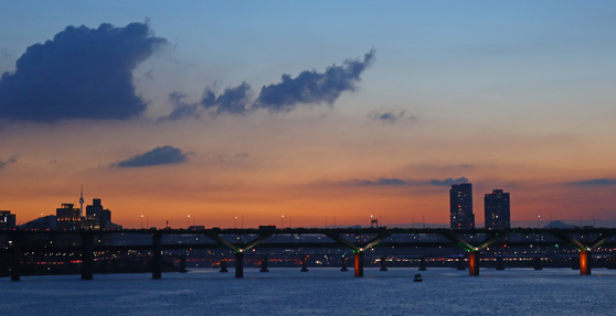 Sunset over the Han River [YONHAP]