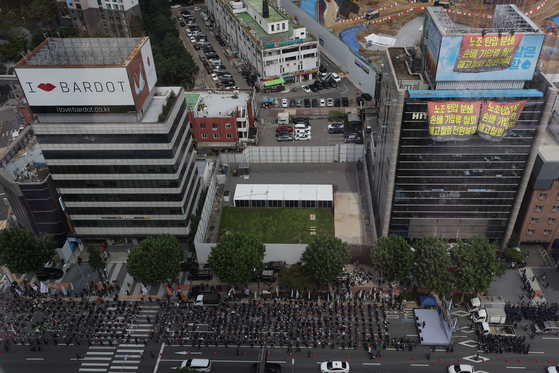 Some 900 members of Cargo Truckers Solidarity rally outside the HiteJinro headquarters in Gangnam District, southern Seoul on Thursday. [YONHAP]