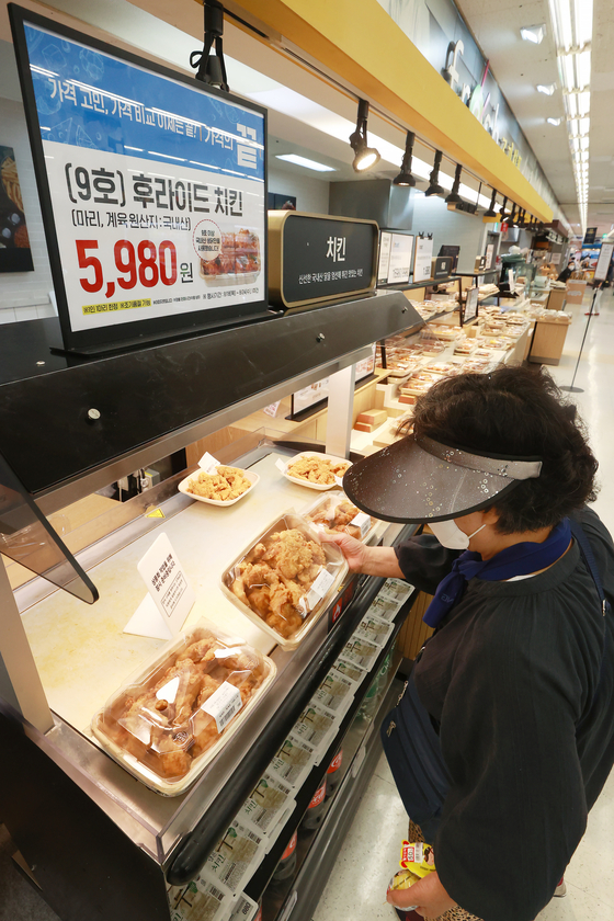 Chicken prices are displayed at E-mart's Seongsu branch in Seongdong District, eastern Seoul, on Thursday as competition to sell the most affordable chicken at large marts continues amid rising product prices. E-mart will sell its "No. 9 Fried Chicken" for 5,980 won ($4.50) for one whole chicken for a week starting Thursday. [YONHAP]