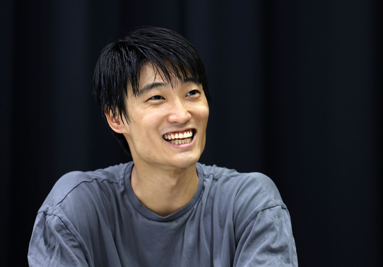 Kim Kimin, a Korean ballet dancer who is a principal dancer in Russia’s renowned Mariinsky Theater, smiles during an interview with the Korea JoongAng Daily. [KIM SANG-SEON]