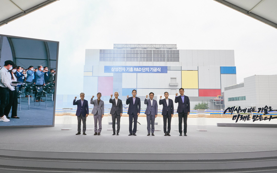 Samsung Electronics Vice Chairman Lee Jae-yong, center, poses for a photo with the executives from the company's chip division during a groundbreaking ceremony at the Giheung Campus in Yongin, Gyeonggi, on Friday. [SAMSUNG ELECTRONICS]