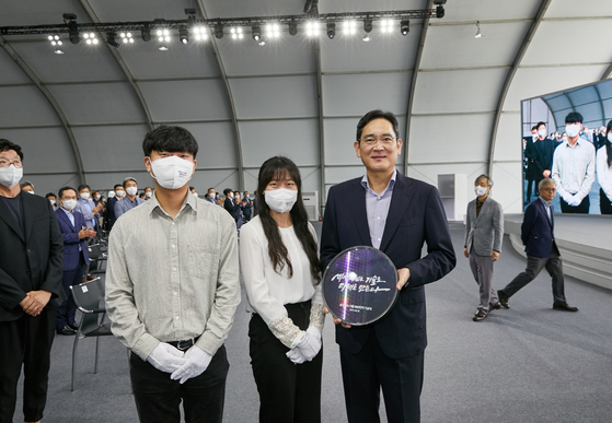 Samsung Electronics Vice Chairman Lee Jae-yong, right, poses for a photo with the company's employees during a groundbreaking ceremony at the Giheung Campus in Yongin, Gyeonggi, on Friday. [SAMSUNG ELECTRONICS]