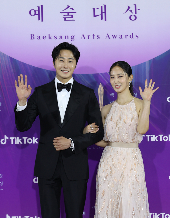 Jung Il-woo, left and Kwon Yuri during the Baeksang Arts Awards at Korea International Exhibition Center in Gyeonggi in May last year [JOONGANG PHOTO]