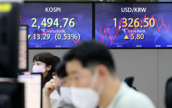 Electronic display boards at Hana Bank in central Seoul show Friday markets in Korea. [YONHAP] 