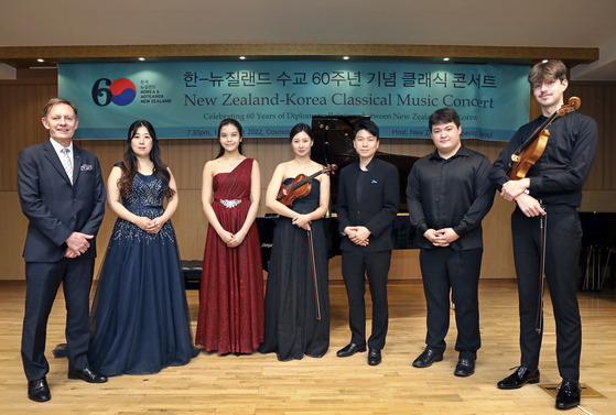 From left, New Zealand Ambassador to Korea Philip Turner and Kiwi and Korean artists Song Eun-kyung, Ashani Hoi Kei Waidyatillake, Kim Na-yeon, Jason Bae, Kim Ha-nul and Tal Amoore celebrate the 60th anniversary of New Zealand-Korea relations with a classical concert at the Cosmos Art Hall in southern Seoul on Thursday. [PARK SANG-MOON]