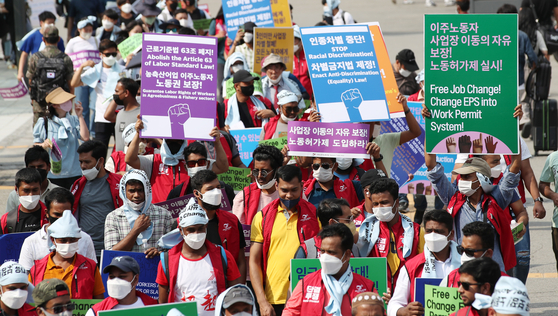 Foreign laborers stage a protest rally in the square in front of Seoul Station on Sunday, urging the Korean government to end racial discrimination and give labor rights to foreign workers. [NEWS1]