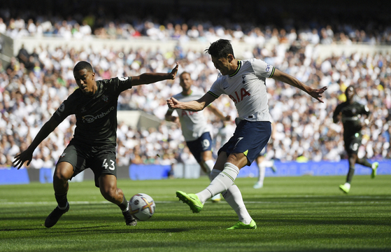 Tottenham Hotspur's Son Heung-min shoots with his left foot during a match against Southampton on Aug. 6 at Tottenham Hotspur Stadium, London, Britain. [REUTERS/YONHAP]