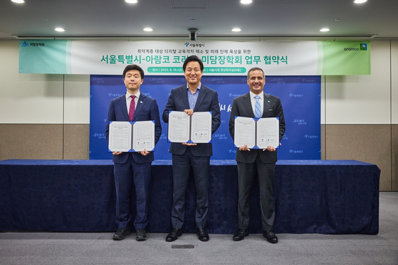 Aramco Korea, a leading globally-integrated energy and chemicals company, signed an agreement with the Seoul Metropolitan Government and the Midam Scholarship Foundation at Seoul City Hall on Friday to support the Seoul Learn X Aramco Coding School, a computer programming course that teaches coding to underprivileged elementary and middle school students in Seoul. From left; Neung-in Jang, standing director of Midam; Seoul Mayor Oh Se-hoon; and Mutib A. Al-Harbi, representative director of Aramco Korea. [ARAMCO KOREA]