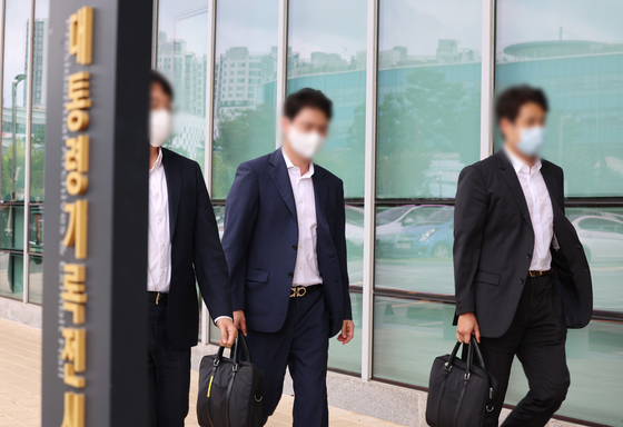 Investigators from the state prosecution service enter the Presidential Archives in Sejong special administrative city on Friday during their raid. [YONHAP]