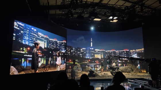 A scene from Seoul at night is shown on screen during a press tour of Vive Studio's virtual production studio in Gonjiam, Gyeonggi on Friday. [YOON SO-YEON]