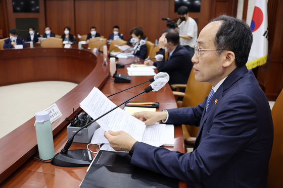 Finance Minister Choo Kyung-ho in a government meeting discussing IPEF at the government complex in Seoul on Friday. [YONHAP] 