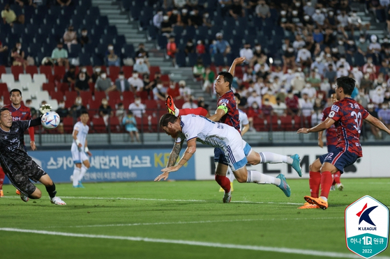 Martin Adam of Ulsan Hyundai, center, heads in the ball during a match against Gimcheon Sangmu at Gimcheon Sports Complex in Gimcheon, North Gyeongsang on Sunday. [YONHAP] 