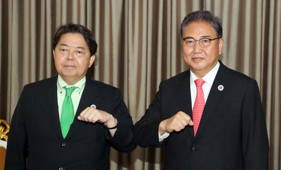Foreign Minister Park Jin, right, meets with Japanese Foreign Minister Yoshimasa Hayashi in Phnom Penh, Cambodia, on Aug. 4. [NEWS1] 