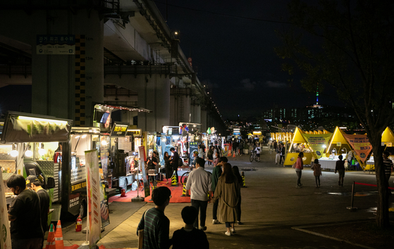 A night market along the south side of the Han River in Seoul is set to reopen later this week, city officials said Monday. [YONHAP]