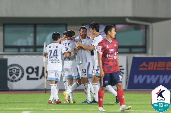 Hungarian footballer Martin Adam of Ulsan Hyundai, fourth from left, celebrates after scoring in a match against Gimcheon Sangmu at Gimcheon Sports Complex in Gimcheon, North Gyeongsang on Sunday. [YONHAP] 