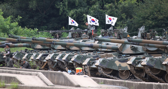 Korean armored vehicles maneuver in the UlChi Freedom Shield (UFS) exercises in Paju, Gyeonggi, on Monday. South Korea and the United States have revived a large-scale combined field training that was suspended four years ago. The UFS exercise is set to run through Sept. 1. [NEWS1]