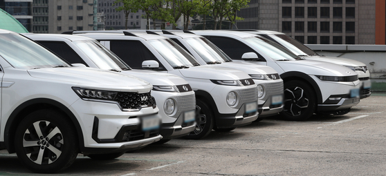 Socar vehicles are parked in a parking lot in central Seoul on Monday. [NEWS1]