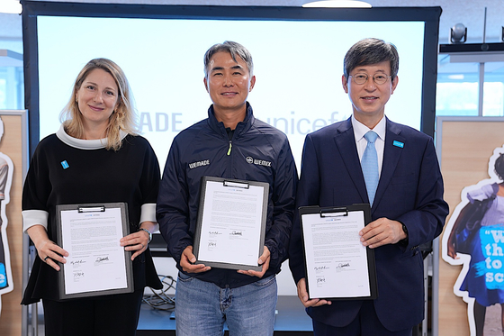 Game publisher Wemade signed an agreement with Unicef and Unicef Korea for the long-term sponsorship deal at the Unicef headquarters in Geneva, Switzerland, on Friday. From left are: Carla Haddad Mardini, director of Unicef’s private fundraising and partnerships division; Chang Hyun-guk, CEO of Wemade; and Lee Ki-cheol, the secretary general of Unicef Korea. [WEMADE]