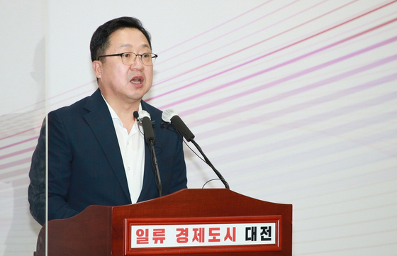 Daejeon Mayor Lee Jang-woo holds a press conference at the Daejeon Metropolitan City Hall on Sunday. [Daejeon Metropolitan City]