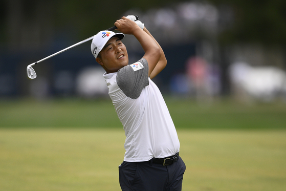 Lee Kyoung-hoon hits from the 18th fairway during the final round of the BMW Championship at Wilmington Country Club on Sunday in Wilmington, Delaware. [AP/YONHAP]