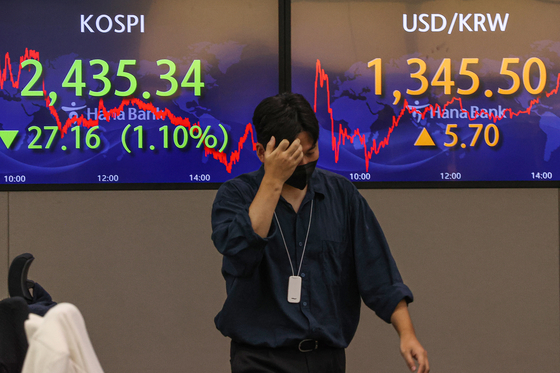 A screen in Hana Bank's trading room in central Seoul shows the Kospi closing at 2,435.34 points on Tuesday, down 27.16 points, or 1.10 percent, from the previous trading day. [YONHAP]