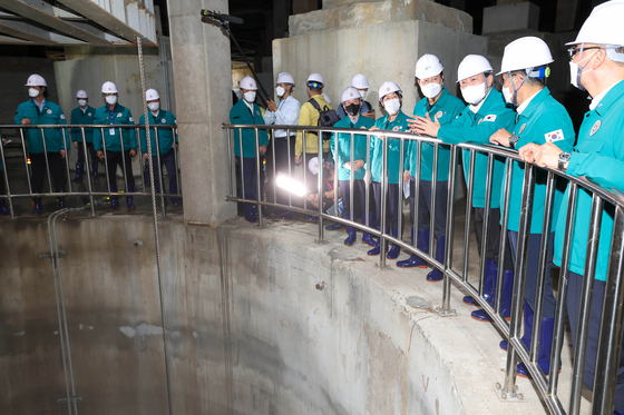 President Yoon Suk-yeol visits a giant rainwater tunnel and pump in Yangcheon District, western Seoul, on Tuesday.  [JOINT PRESS CORPS]