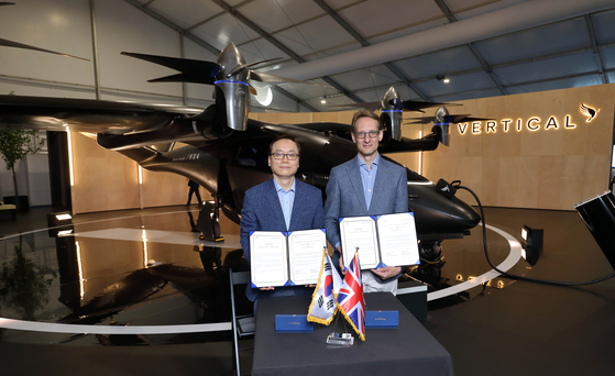 Hanwha Aerospace CEO Shin Hyun-woo, left, and Vertical Aerospace CEO Michael Cervenka pose after signing a memorandum of understanding on July 20 during the Farnborough International Airshow in UK. [HANWHA AEROSPACE]