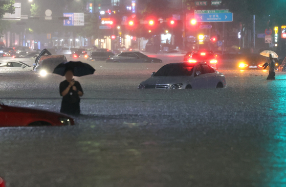 Cars are submerged in Gangnam District, southern Seoul after record heavy rains on Aug. 8. [YONHAP]