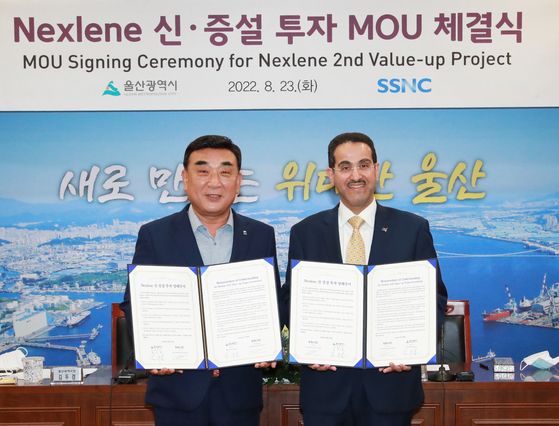 Kim Doo-kyum, left, Mayor of Ulsan, and Sami Mohammed Al-Osaimi, SSNC chairman, pose for a photo during a signing ceremony at the Ulsan Metropolitan City Hall on Tuesday. [SK GEO CENTRIC]