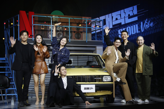 The cast and crew of Netflix Korea's "Seoul Vibe" at Grand InterContinential Seoul Parnas, in Gangnam District, southern Seoul. From left, actors Lee Kyoo-hyung, Lee Ju-hyun, Moon So-ri, Ko Kyung-pyo, Ong Seong-wu, Yoo Ah-in and director Moon Hyeon-hyeong. [NEWS1]