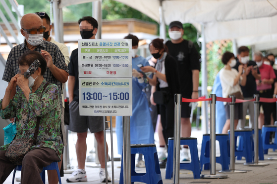 People wait to get testsed for Covid-19 at a public health center in Mapo District, western Seoul, on Tuesday.[YONHAP]