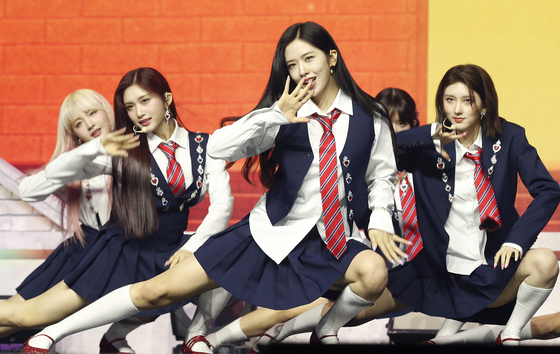 An Yu-jin, middle, performs ″Love Dive″ (2022) with members of girl group IVE during the group's showcase in Yongsan District, central Seoul, on April 5, 2022. [NEWS1]