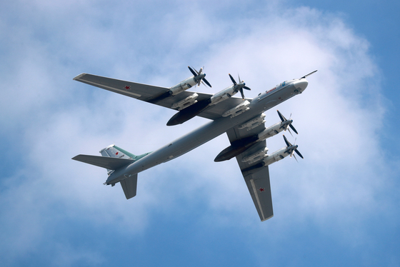A Tu-95 bomber flies over Moscow during the dress rehearsal of the Victory Day air show on June 20, 2020. [YONHAP]