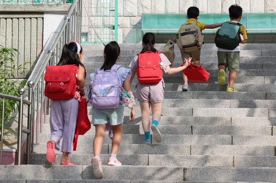 Schools in Seoul will maintain face-to-face classes in the second semester despite the resurgence of Covid-19 in the country. [YONHAP]