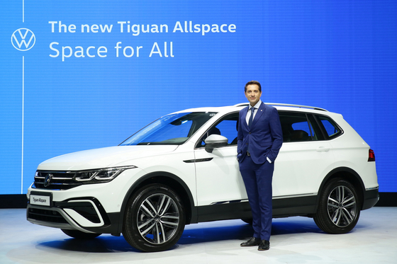 Sacha Askidjian, executive director of Volkswagen Korea, poses with the seven-seater Tiguan Allspace SUV Tuesday at the media event held in central Seoul. [VOLKSWAGEN KOREA]