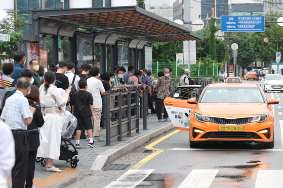 People wait in line to take a cab in front of Seoul station in central Seoul on Aug. 9. [YONHAP]