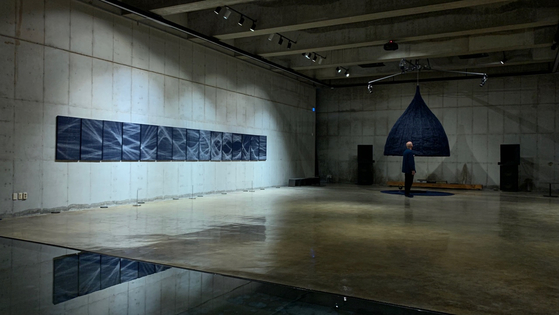 Oma’s “Time Drop” and her latest canvas work “Cosmos” are exhibited at Awon Gotaek’s art museum. [KYOUNG YOUNG GIL]