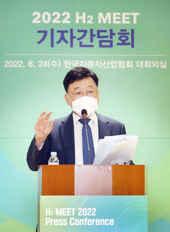 Jeong Man-ki, head of the H2 Meet organizing committee, speaks during a press conference held in Seocho District, southern Seoul, Wednesday. [KOREA AUTOMOBILE MANUFACTURERS ASSOCIATION]