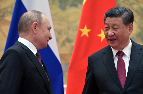 Chinese President Xi Jinping, right, chats with Russian President Vladimir Putin in a meeting in Beijing, China on Feb. 4, 2022. [REUTERS/YONHAP]