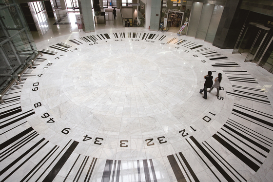 The lobby of the Centennial Memorial Samsung Hall, which features numbers that symbolize monumental dates in the school’s 117-year history [KOREA UNIVERSITY]
