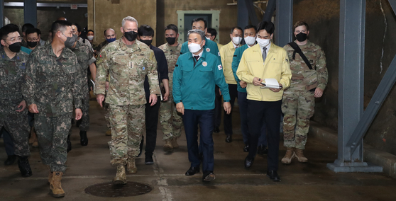 From left: Gen. Ahn Byung-seok, Gen. Paul J. LaCamera and South Korean Defense Minister Lee Jong-sup walk through the command center of the Combined Forces Command during the minister's visit on Tuesday. [DEFENSE MINISTRY] 