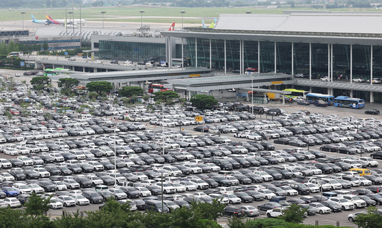 The main parking lot outside Gimpo International Airport is full of cars on Aug. 19, 2022. [YONHAP]