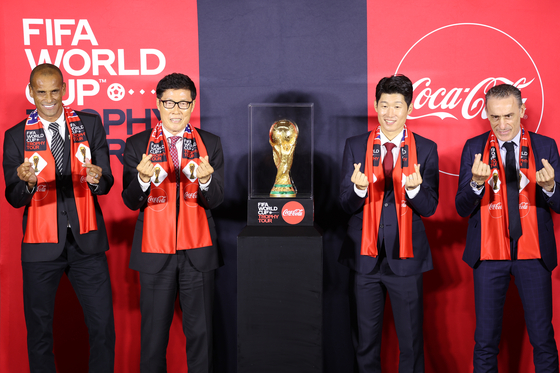 From left: Brazilian football legend and FIFA ambassador Rivaldo, former Korean national team stars Cha Bum-kun and Park Ji-sung, and Korean national team head coach Paulo Bento pose with the World Cup trophy at The Hyundai Seoul in Yeouido, western Seoul on Wednesday. [YONHAP]