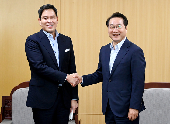 Shinsegae Group Vice Chairman Chung Yong-jin, left, poses for a picture with Incheon Mayor Yoo Jeong-bok during their meeting at City Hall in Incheon, on Wednesday. The two discussed the Korean retail giant's project to build a multi-purpose domed stadium in the western metropolitan city. [INCHEON METROPOLITAN GOVERNMENT]
